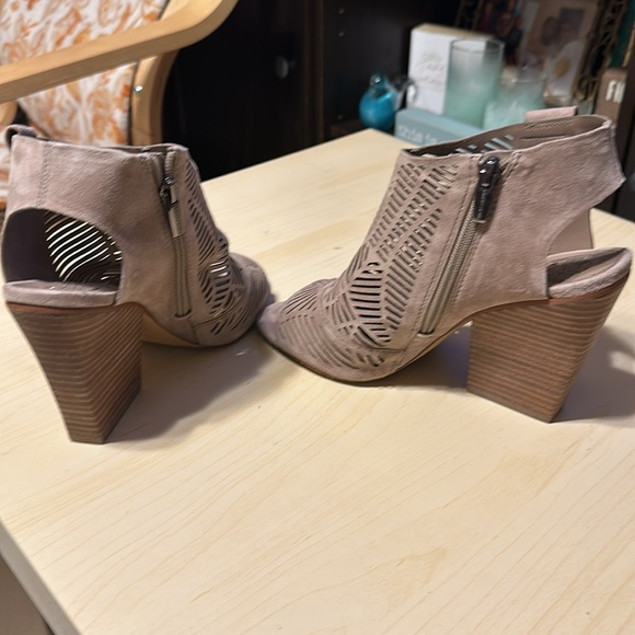 VINCE CAMUTO VC-KIMORA TRUE SUEDE SLINBACK CUTOUT SHIELD SANDALS HEEL main image 9